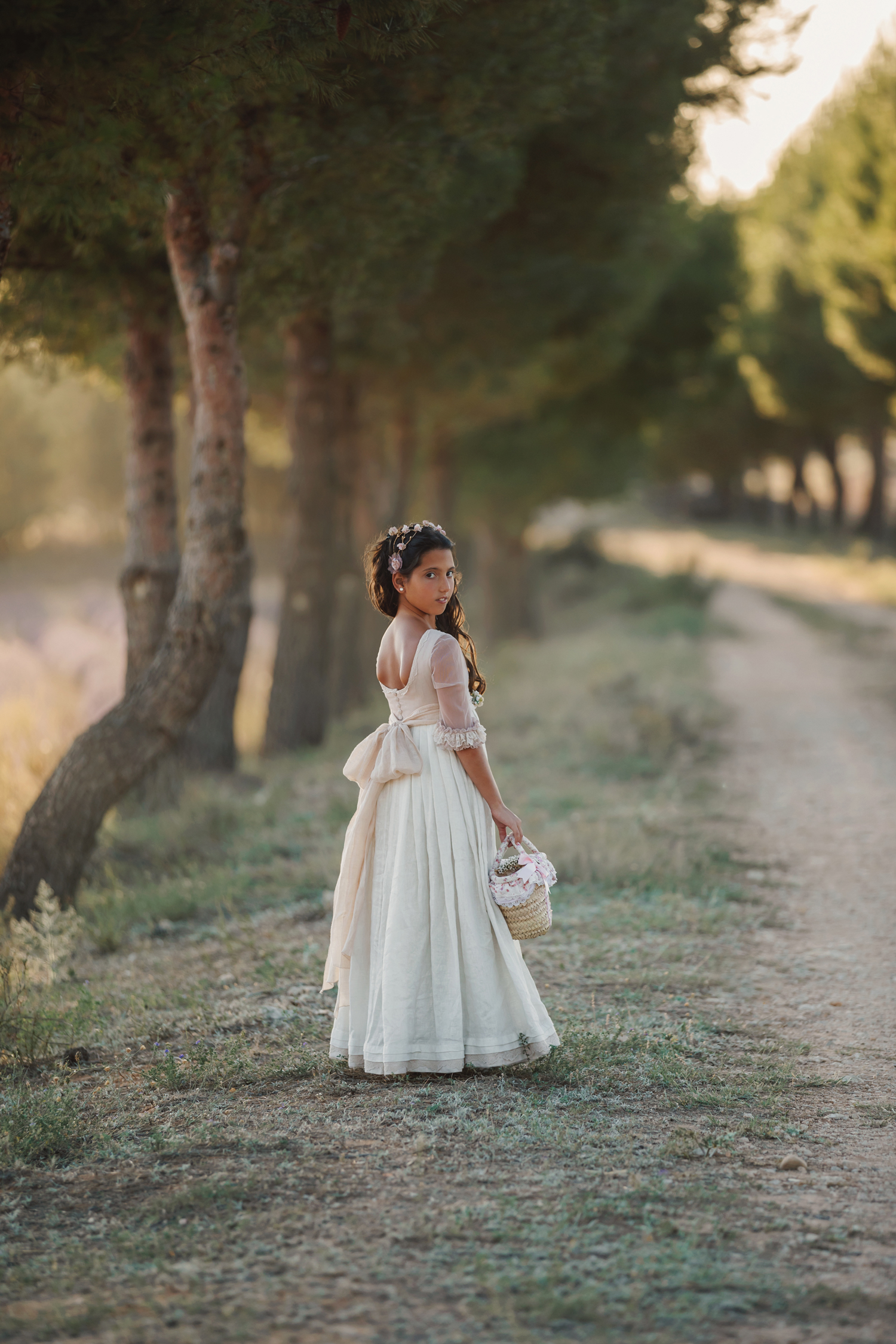 Chica de espaldas en el campo